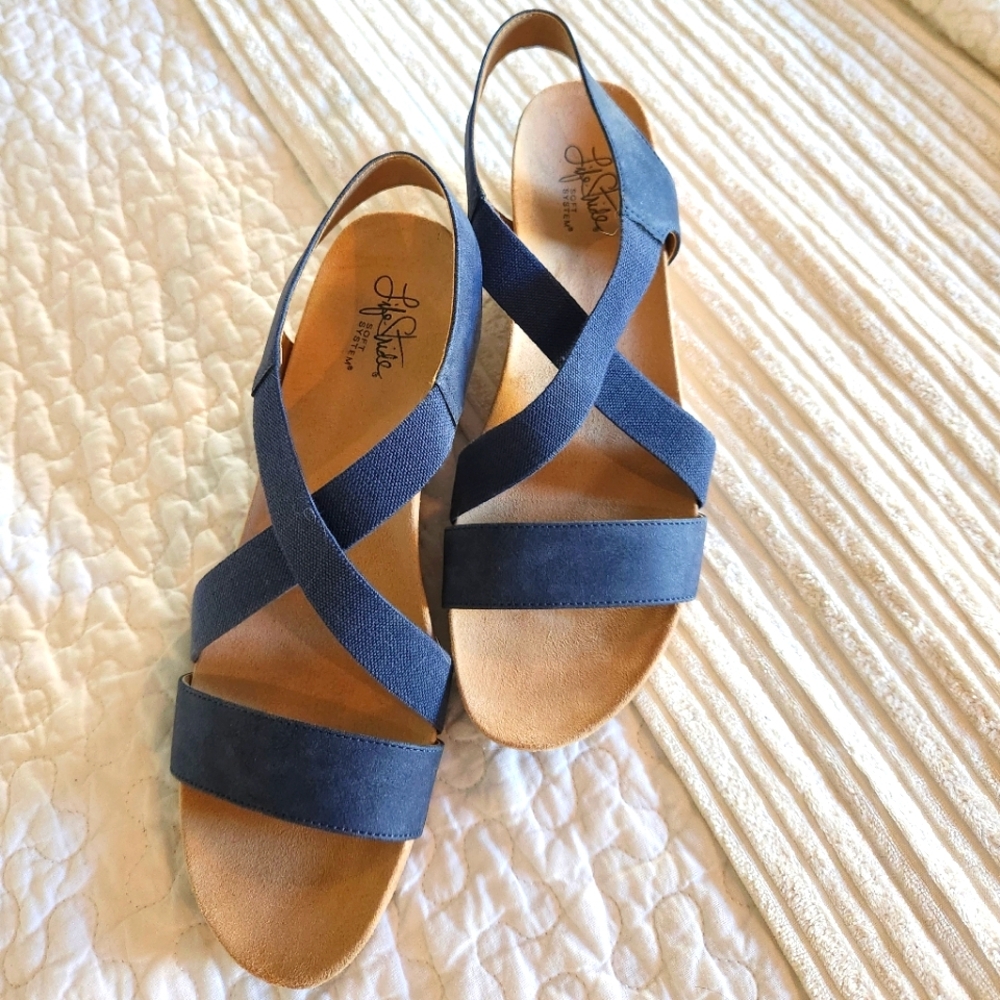 LIFE STRIDE  2.5 INCH HIGH SANDALS